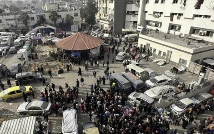 Des manifestants israéliens entrent dans le complexe de réfugiés palestiniens