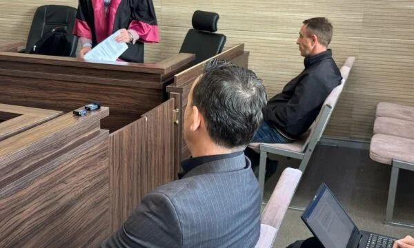 El acusado pide disculpas por huir, Faton Peci rechaza disculpas