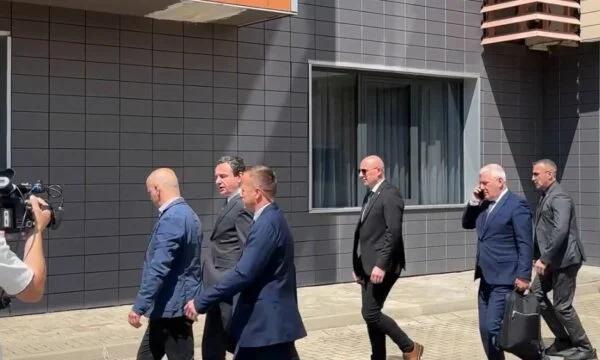 Kurt a évité les caméras aujourd'hui, a choisi d'entrer dans le parking pour entrer dans l'Assemblée.