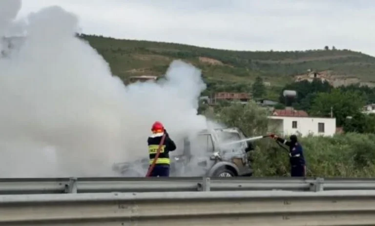 Consigue un fuego de coche mientras conduce, conductor de rescate y pasajero