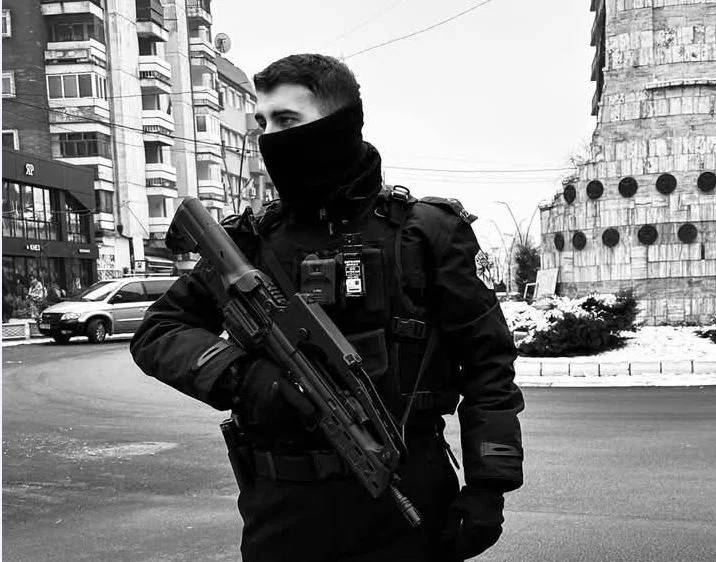 Die Polizei, die Serbien einen Haftbefehl erteilt hat: Weiter mit Integrität und Verpflichtung