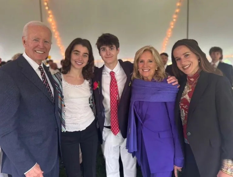Joe Biden arrive après son diagnostic de cancer, va à la remise des diplômes de son neveu.