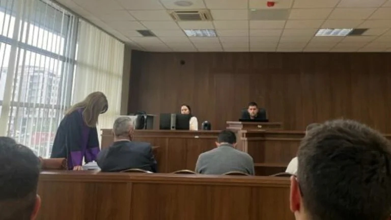 Jail wird gegen drei Einfluss Verdächtigen gesucht, darunter ein Anwalt und ein Gerichtsbeamter