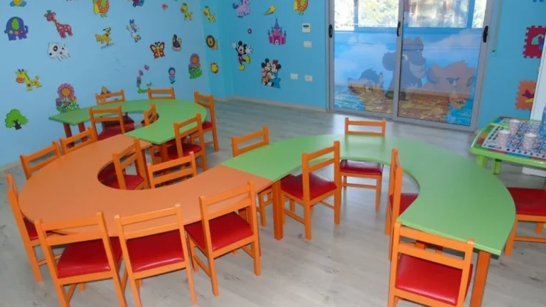 Alcuni bambini sono sospettati di essere avvelenati da cibo in un giardino in Albania
