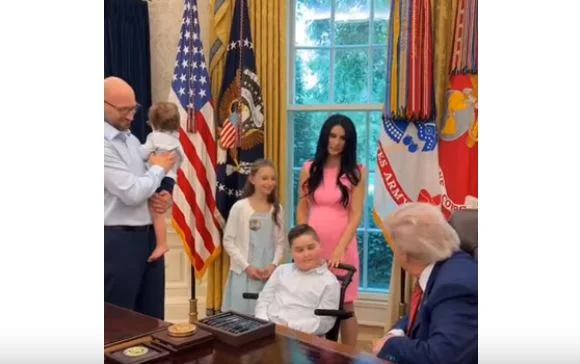 Un momento emozionante: Trump riempie il desiderio per il ragazzo di famiglia albanese (VIDEO)