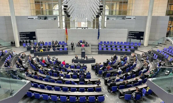 Die Debatte im Bundestag über Kosovo, eine Person, die für die Umsetzung von Abkommen mit Serbien, eine Person zur Mitgliedschaft in KiE rief