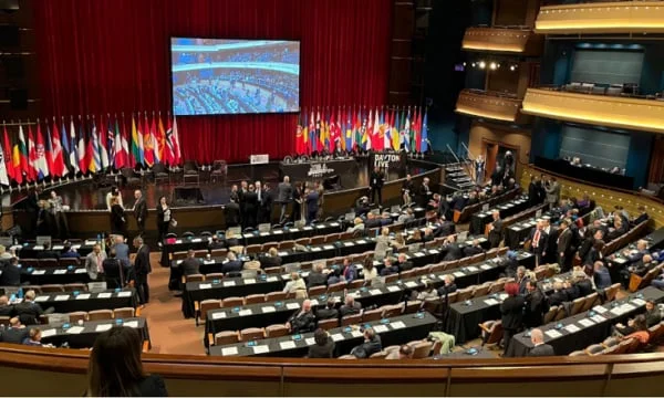 NATO-Parlamentarische Versammlung in Dayton, US-Flagge neben anderen Staaten