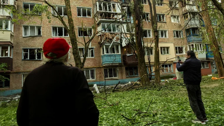 La Russie attaque Kiev avec des roquettes et des craintes, des heures après le début des échanges de prisonniers