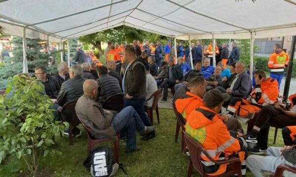 Cleaning workers continue strike on Saturday, feeding under tent set against Komuna