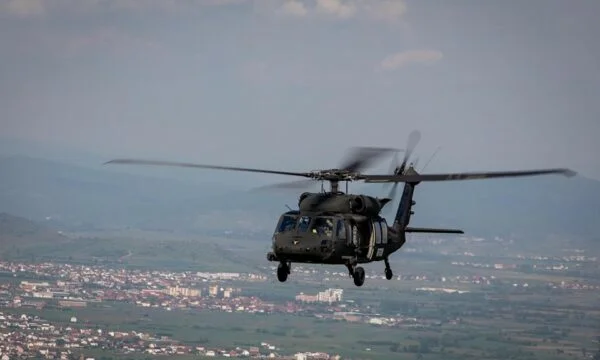 Des unités aériennes américaines, suisses et hongroises effectuent des vols de formation à travers le Kosovo