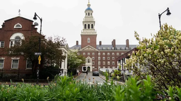 Harvard verklagt Trump-Administration, nachdem es hob das Recht auf Registrierung ausländische Studenten
