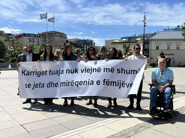 KOMF protests before the Assembly: Your chairs are no better than children's life and well - being