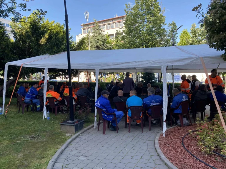 Cleaning workers continue strike, place tents in front of Komuna