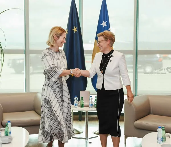 Kallas arrive au Kosovo, attendu par Donika Grovalla