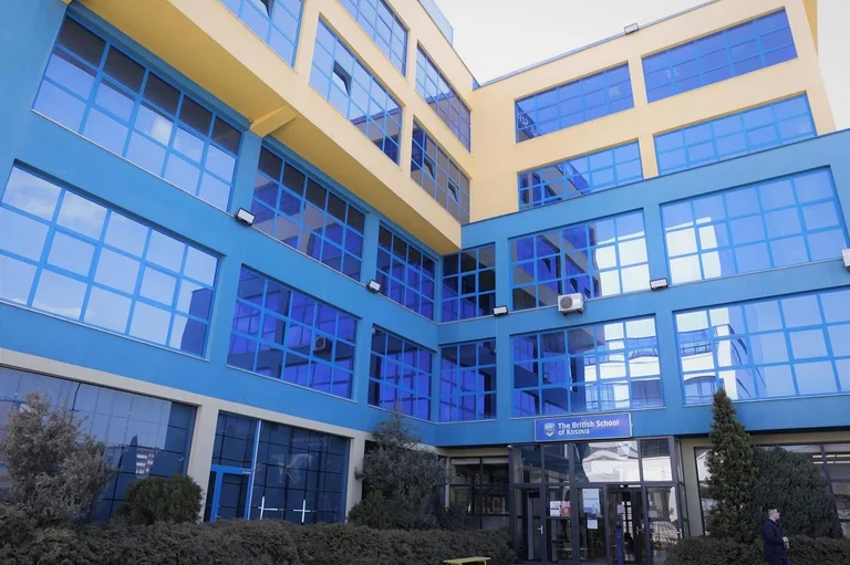 Le parent a publiquement dénoncé la British School of Kosovo : Il a refusé l'enregistrement de la fille juste parce qu'elle a le syndrome de Down