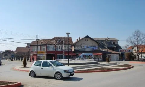 Nationalistische Plakate, die in einem Auto in Gracanica fürchten, begleitet von der Polizei drei Serben