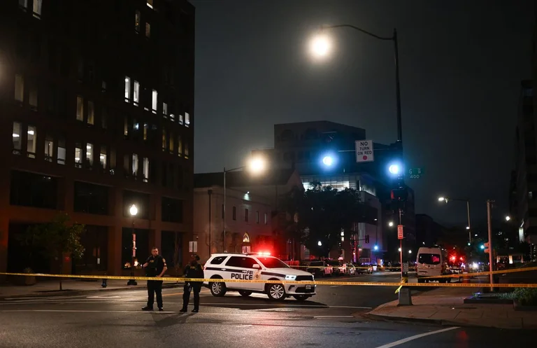 == Weblinks ==== Einzelnachweise == Was ist bisher über den Mord an zwei israelischen Botschaftsmitarbeitern in Washington bekannt?