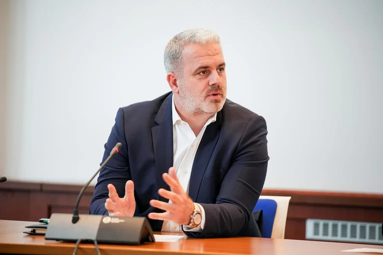L'absence de ZRE et d'AKK dans la réunion pour la crise énergétique, Azem: Demande d'annulation ou de retard dans la décision d'évacuer les entreprises du marché réglementé