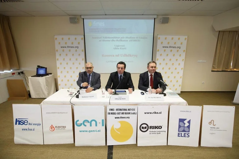 Le taux de logo de la Serbie devant elle-même lors d'une conférence 2016