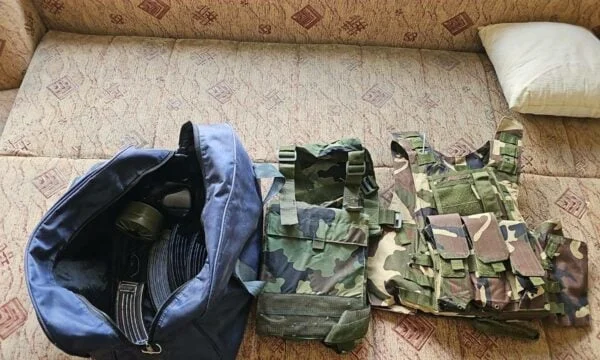 Arrestato una persona nel nord, giubbotti antiproiettile confiscati, munizioni e droghe