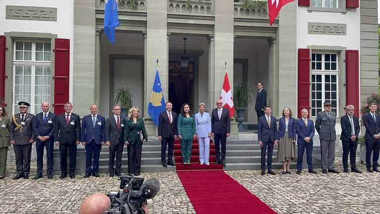Präsident Osmani startet Besuch in der Schweiz, erwartet von Gegenpartei
