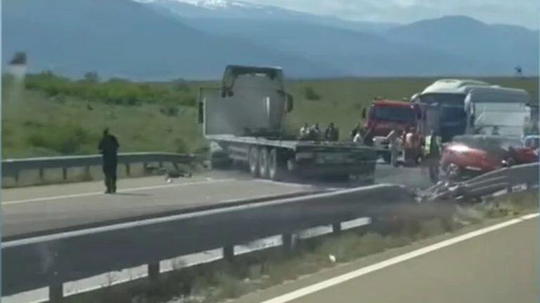 Drei verletzt bei einem Unfall zwischen einem LKW und zwei Autos auf der Autobahn von Ibrahim Rugova