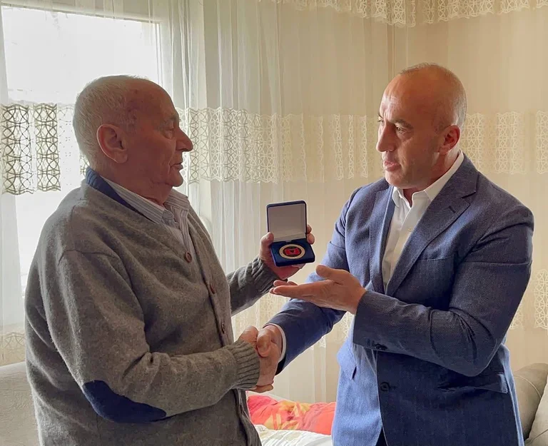 Haradinaj réconforte la famille de Mic Sokol Mucaj