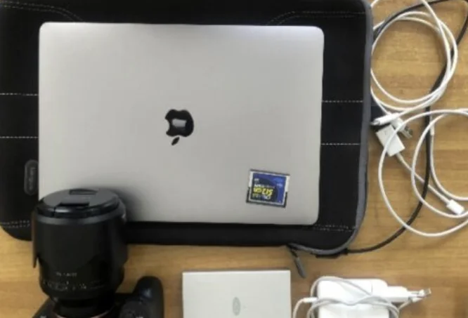 Il aurait volé un ordinateur portable, une caméra et un disque dur.