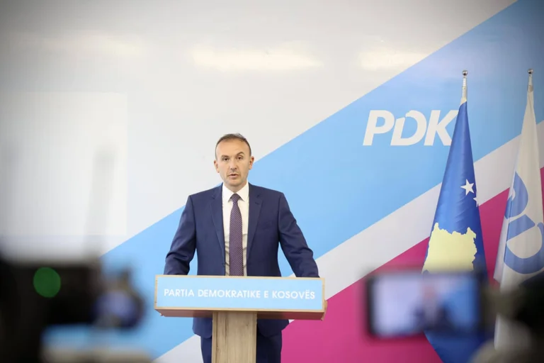 PDK: Con blocchi politici ed escursioni a prezzi, Albin Kurti sta rendendo la vita difficile per i cittadini e prendendo posti di lavoro