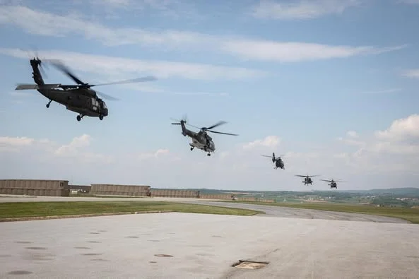 US, Swiss, Hungarian Air Troops Set Up elicotteri a Bondsteel