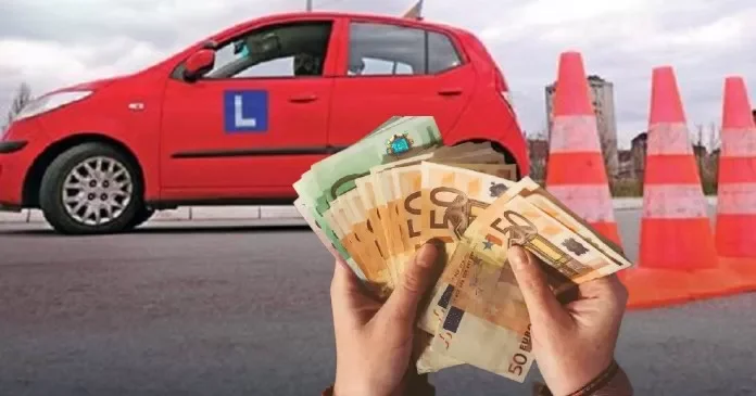 Deux policiers arrêtés pour avoir pris des pots-de-vin, ont exigé de l'argent pour avoir passé le test de conduite.