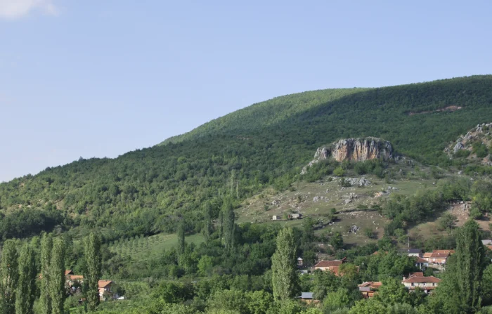 Excavations à Squirean Syrigana, suspectées de restes de mortier provenant de la guerre récente au Kosovo