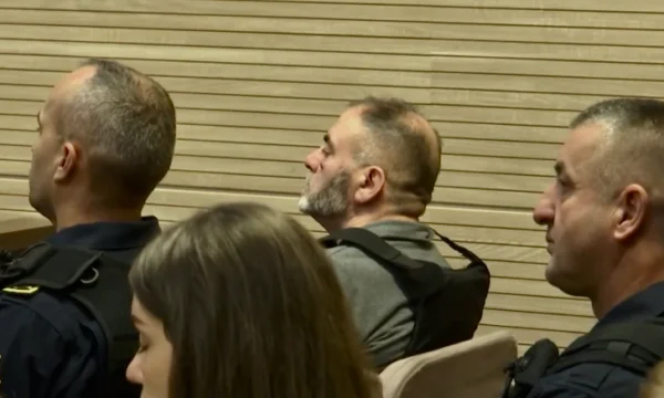 Testigos reportan persecución durante la guerra por el acusado Shaqir Lutvi