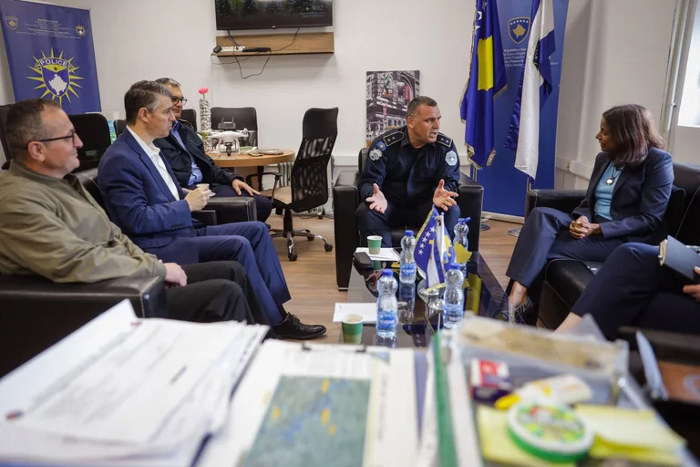 L'ambasciatore americano in servizio va a nord, porta un messaggio: la responsabilità del governo del Kosovo per garantire che i cittadini possano vivere pacificamente