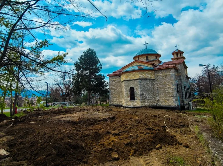 The priest falls off the roof of the church in Korca, is sent to hospital