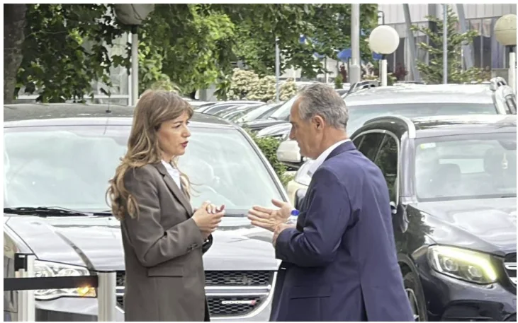 Nait Hasani Le PDK a été vu conversant avec VV) Haxhiu, Krasniqi: Pas de millimètres. Le PDK ne bouge pas