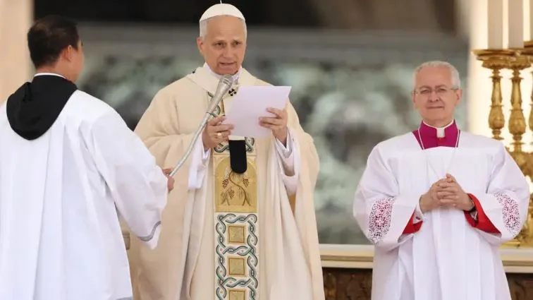 Papst Leo hält die Einweihungsmasse