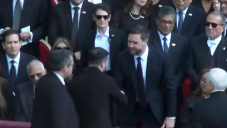 Zelensky et JD Vance se sont rencontrés pour la première fois depuis leur crash “à la Maison Blanche
