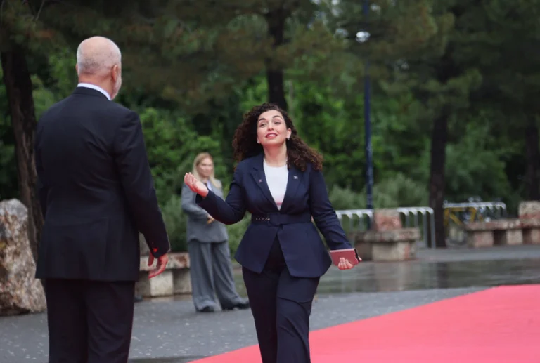 Rama condivide il fotoalum dell'ospitalità albanese per l'Europa