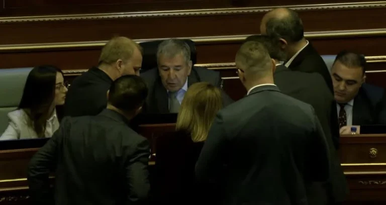 VV propose une réduction des sessions, LDK contre