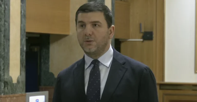 Memli Krasniqi: VV ha chiesto di incontrarsi una volta alla settimana, non ogni due giorni. Questa è una violazione del regolamento del Parlamento.