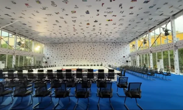 Europe Home creato con disegni di bambini, immagini di Tirana dove i leader europei si riuniranno