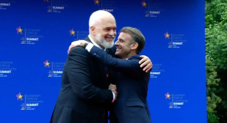Rama dà al presidente francese Emmanuel Macron un abbraccio