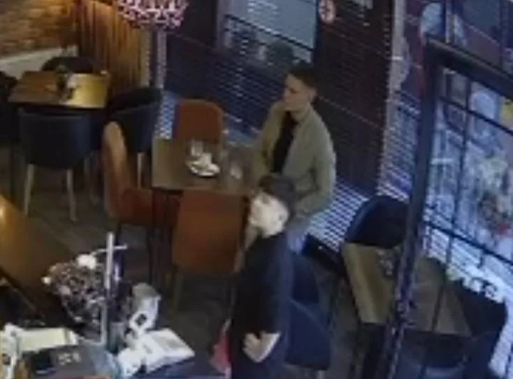 La policía pide a los ciudadanos que ayuden a identificar a dos personas sobre el trabajo: