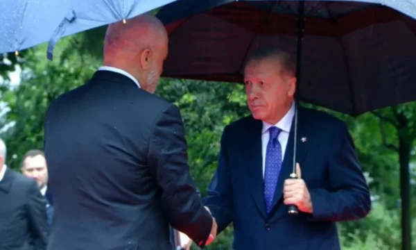Erdogan arriva a Tirana: In Albania il mondo intero chiamerà voce di pace
