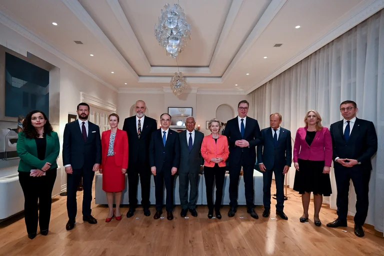 Osmani y Vucic juntos en la cena Von der Leyeen en Tirana