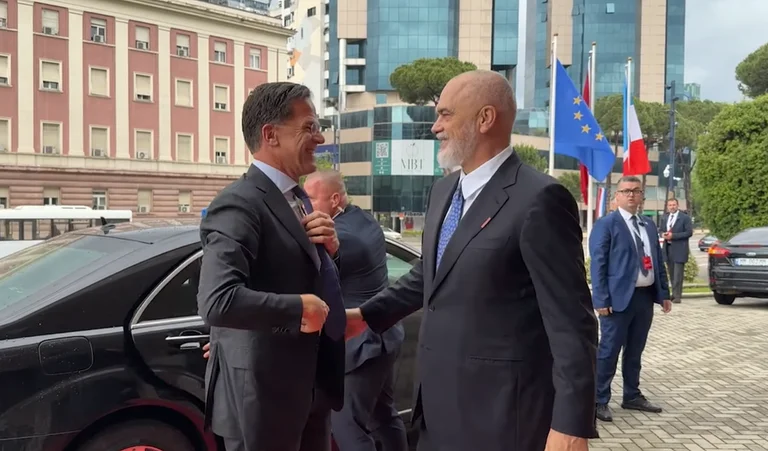 Rutte en Tirana, conoce a Rama