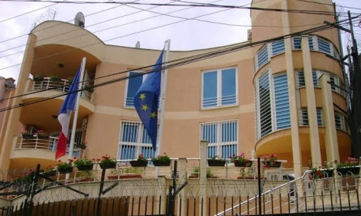 Die Schließung mehrerer paralleler Büros im Norden, die französische Botschaft: Kosovo sendet negative Signale an seine Partner