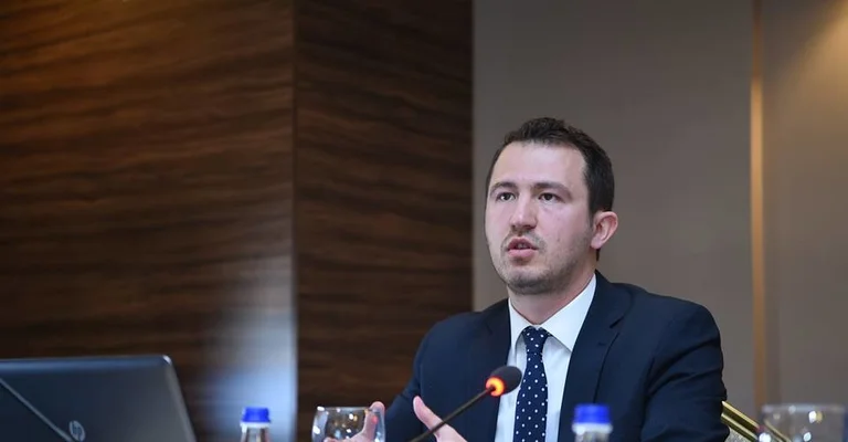 Krasniqi pas pezullimit të vendimit për tiketat ngjitëse: Një Qeveri e tërë që fshihet prapa një Hyseni