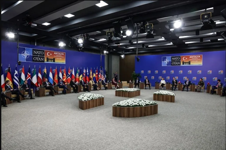 Rutte: i ministri degli esteri della NATO discutono la guerra in Ucraina